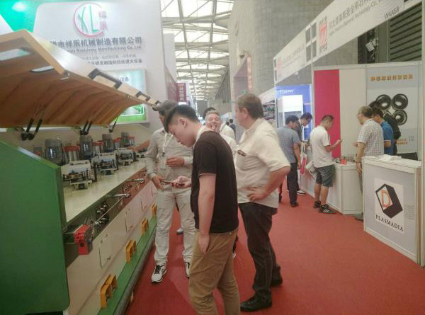 江陰市国产精品v亚洲精品色欲機械製造有限公司展會上與國外客戶溝通洽談合作！